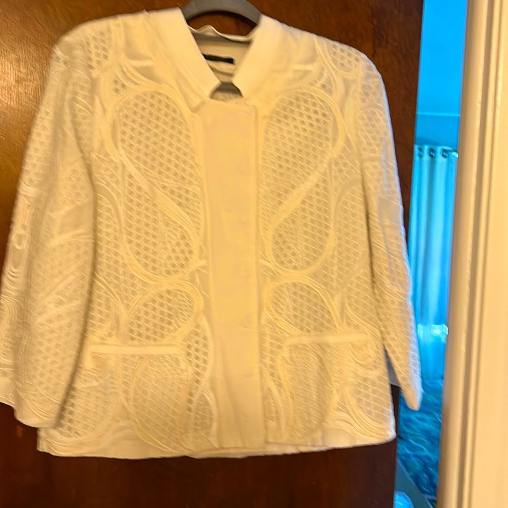 Elie Tahari Beautiful cream jacket no stains or rips and all buttons clasp nice